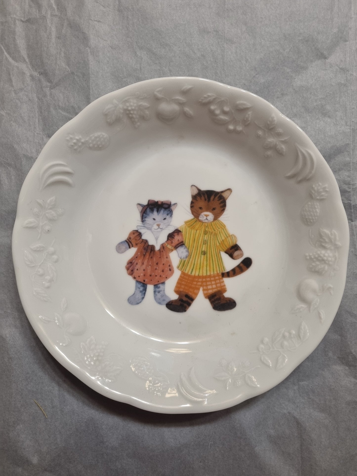 Assiette Calotte en Porcelaine Décor Enfant Chat