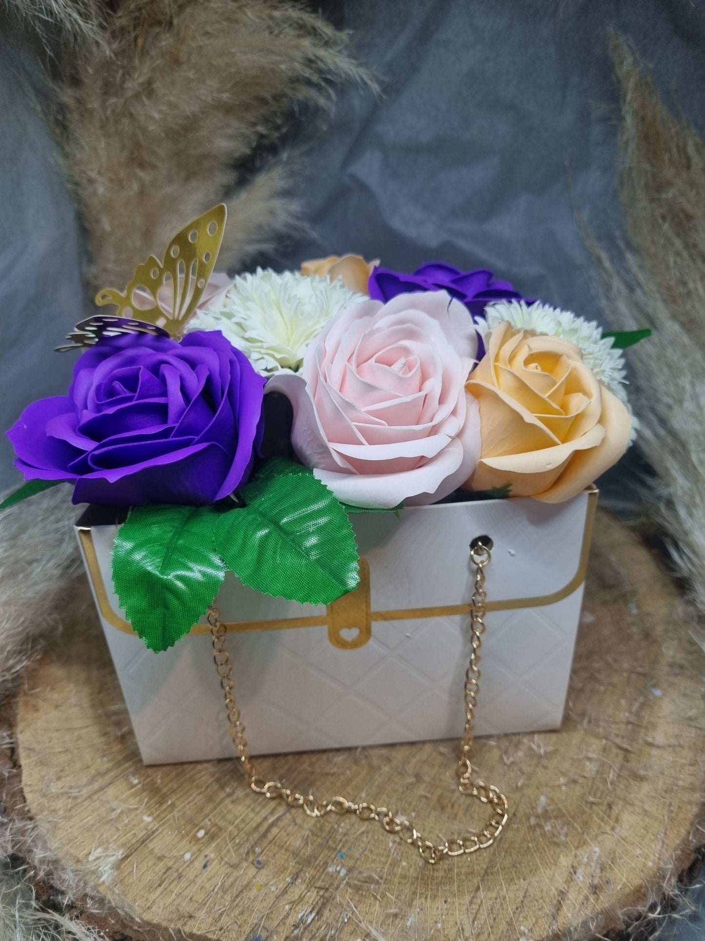 Composition Florale en savon Boîte Sac à Main Blanc
