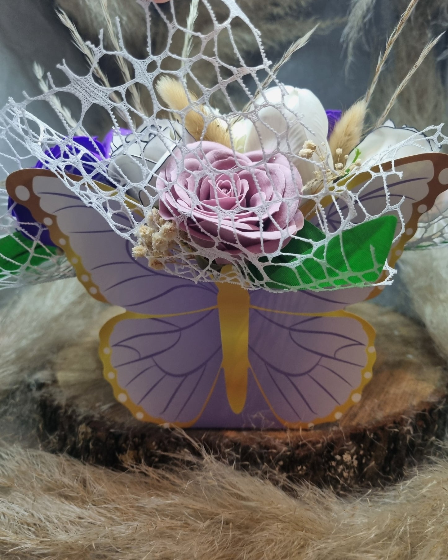 Composition Florale en Savon Boîte Papillon